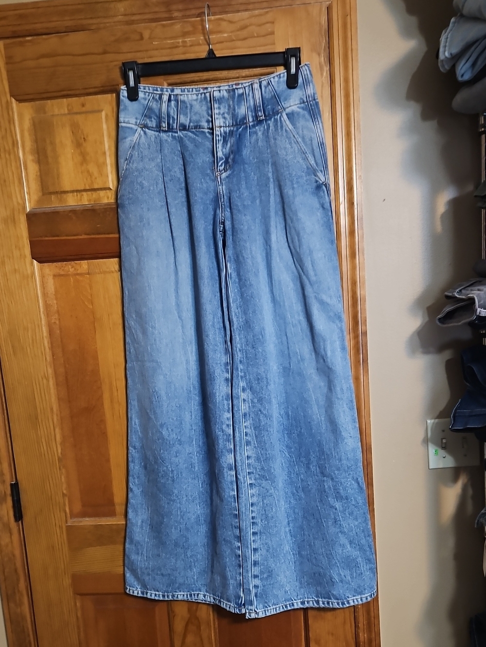 Alice + Olivia Anders Pleated Wide Leg High-Waist Denim Jeans - Picture 5 of 15
